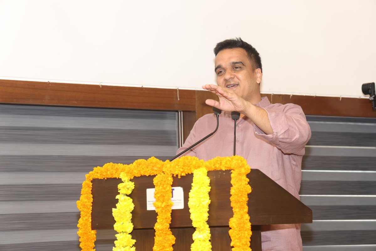 sanghaviharsh's tweet photo. ગુજરાતના પંચાયતી રાજના માળખાને વધુ સુદૃઢ કરવા રાજ્ય સરકારનું દૃઢ પગલું !

​ગુજરાત વિધાનસભા ખાતે આયોજિત ‘પંચાયત સંસ્કરણ કાર્યશાળા’માં વિવિધ મહાનુભાવો સાથે ભાગ લીધો.

કાર્યશાળામાં ૭૦ મહિલા પ્રતિનિધિઓ સહિત ૧૮૮ નવનિયુક્ત પંચાયત પદાધિકારીઓએ ઉત્સાહભેર ભાગ લીધો. આ ઉપક્રમ ​ગ્રામીણ સ્તરે સુશાસન, પારદર્શિતા અને જનકલ્યાણ માટે ગુજરાત સરકારની કટિબદ્ધતા દર્શાવે છે. તમામ નવનિયુક્ત પ્રતિનિધિઓને આ તકે ઉજ્જવળ કાર્યકાળ માટે શુભકામનાઓ પાઠવી.