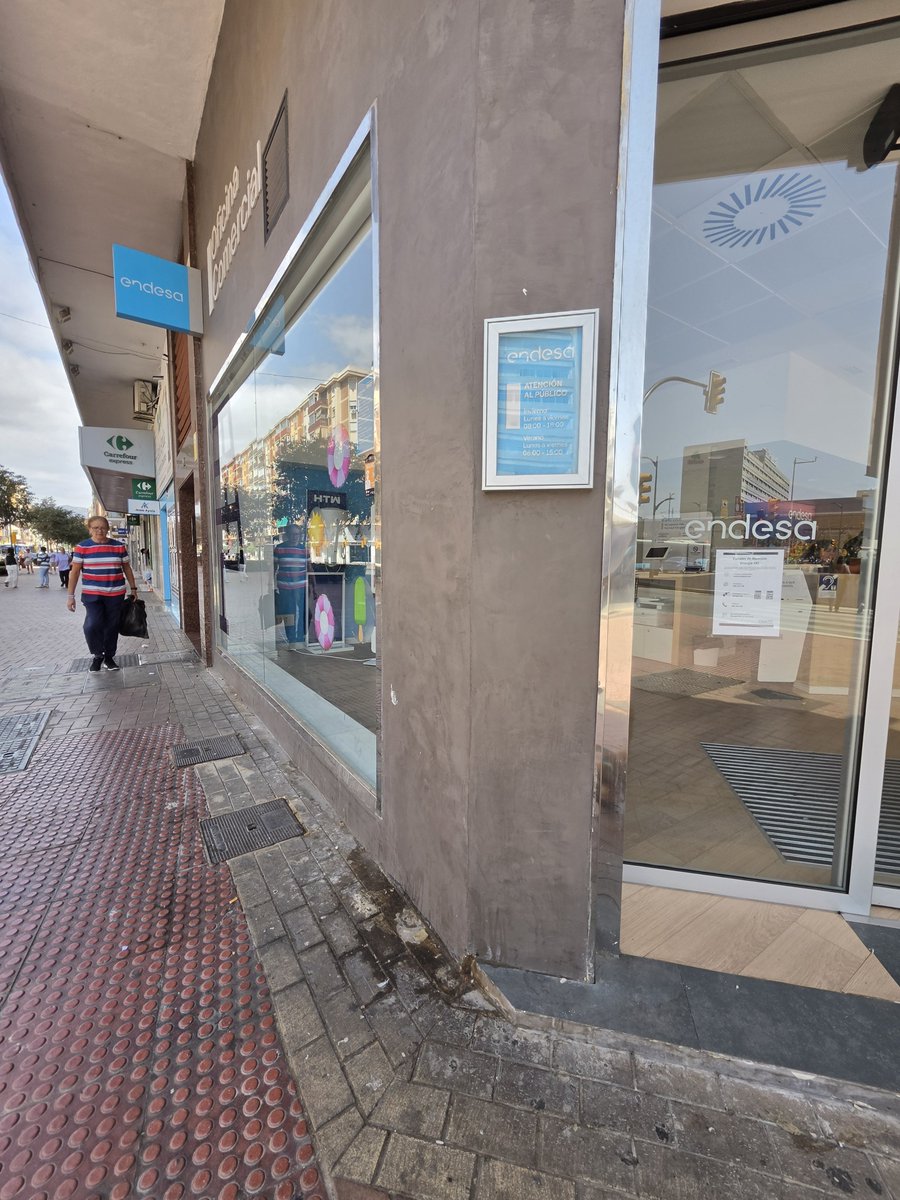 tech_101_news's tweet photo. @LimasamOficial Queridos amigos, después de la feria y después del verano ¿podemos darle un agua a calle Cuarteles y calle Salitre? Que la culpa no es vuestra, sino de los cerdos que mean donde no deben, pero eso es otro tema 🥲 Gracias 👏 https://t.co/t1X4vV9nF6