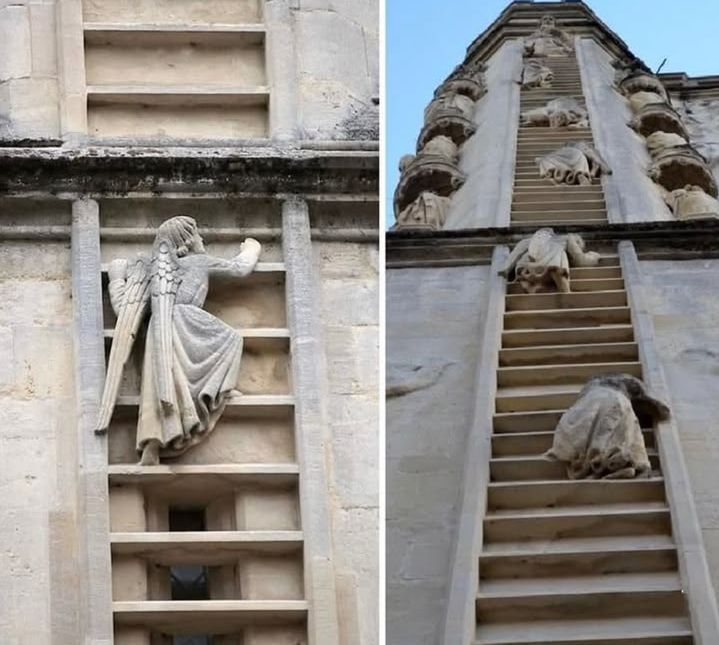 LeoDaVinciWave's tweet photo. Stone angels appear to climb Jacob’s Ladder on the West Front of Bath Abbey in Somerset, England - a remarkable 16th-century architectural detail. https://t.co/9ujLjsULrL