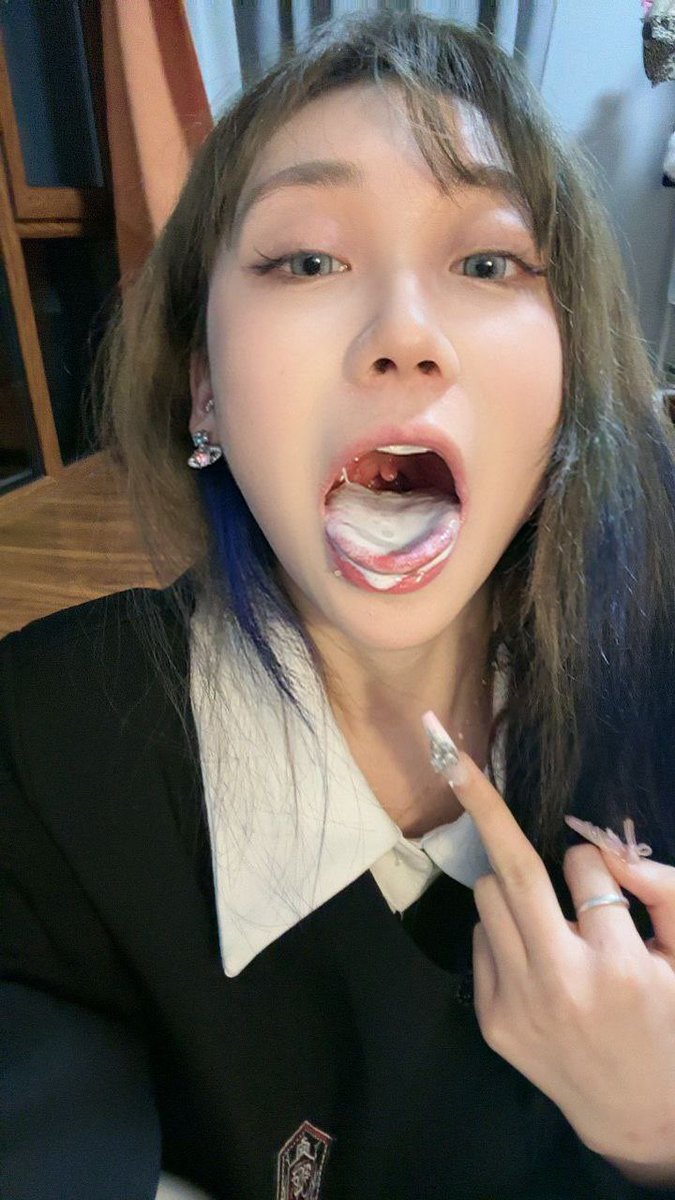 VniaNascimento4's tweet photo. 反差女大
#脚脸同框 https://t.co/2XK57vkUuf