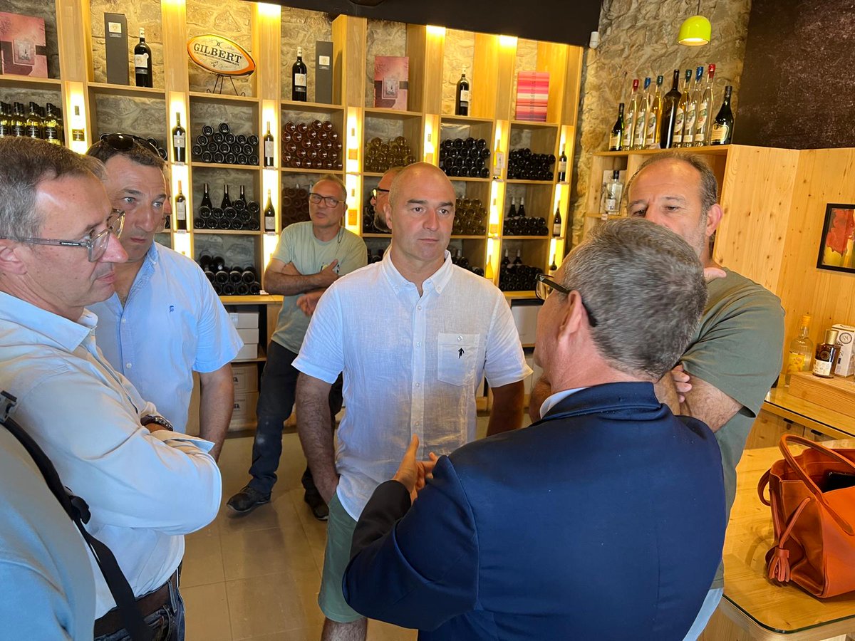 chambagri34's tweet photo. Vendange 2026 : visite du préfet de région d’Occitanie

🍇La tendance se confirme, les vendanges 2026 sont en recul par rapport aux années précédentes. Les nombreux aléas climatiques (sécheresse, grêle, tempêtes, feux de forêts), mais aussi un contexte économique dégradé, impactent les exploitations et pèsent sur les récoltes.

Ce lundi 31 août 2026, @JeromeDespey président de la Chambre d’agriculture de l’Hérault s’est rendu, à l'invitation du Préfet de Région et du Président de la Chambre d'agriculture de l'Aude Ludovic ROUX, à Pouzols-Mailhac accompagné par la directrice de la Chambre d'agriculture, Valérie BASTOUL, et en présence des OPA, pour constater la situation et échanger avec les vignerons sur les difficultés rencontrées et les réponses à apporter.

🚨Face à cette situation, l’urgence est d’abord d’assurer la continuité des exploitations.

Cela passe notamment par un accès facilité au financement bancaire, la mise en place d’une année blanche pour 2027 avec un report des annuités et une prise en charge des intérêts, davantage de souplesse au TFNB, ainsi que la prise en charge des cotisations sociales et la garantie de paiements sans retard, notamment pour les dispositifs d’arrachage et d’investissement.

🌱 A plus long terme, la filière a besoin d’un plan d’urgence de reconquête de la viticulture ainsi qu’un plan d’investissement ambitieux pour adapter les exploitations au changement climatique, soutenir les investissements et permettre à notre viticulture de reconquérir des parts de marché.

👉 L’enjeu est double : répondre à l’urgence pour soutenir les exploitations et investir dans la durée pour pérenniser la filière. L’attente est forte sur les annonces gouvernementales à venir.

#Vendanges2026 #Viticulture #Agriculture #Occitanie
