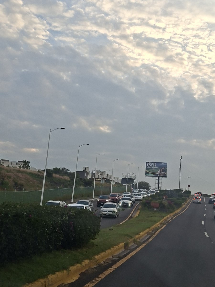 MrSerranito7's tweet photo. Buen dia #Queretaro hoy ya pusieron un operativo con agentes viales en el 🚦 de milenio,gracias @FeliFerMacias sin embargo, no está funcionando, así la fila, no puedo ni entrar a el mirador #ElMarques @RodMonsalvoC ... https://t.co/MsQnJW73eR