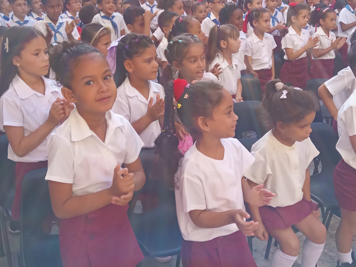 AlexisLorente74's tweet photo. Amanecer feliz a lo largo y ancho de nuestra hermosa isla. 
#SanctiSpíritusEnMarcha #ConFidelEnCadaAula #1DeSeptiembre 🇨🇺
@DeivyPrezMartn1 @naimatrujillob @DiazCanelB @DrRobertoMOjeda . https://t.co/fWcihCZPVc