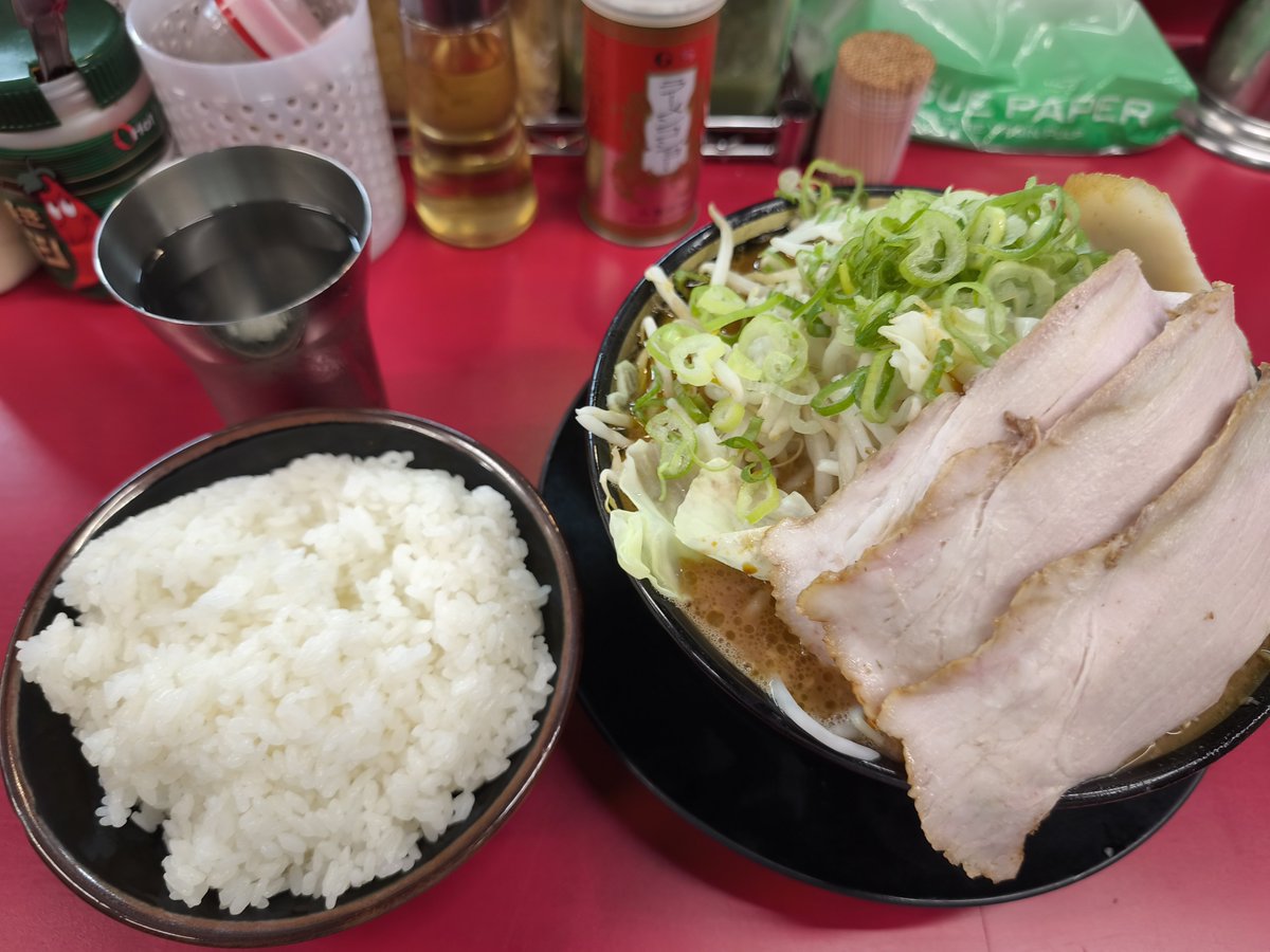 shigel_marv's tweet photo. 連日おジムに行って偉いのでハウス系で胃に狼藉を働きかけることを許可した。
ヤサイも食って健康的。
しかしこのニンニクペーストの緑色どうなってるんだろな。ヤサイなのか。 https://t.co/kIhmPzrVbu