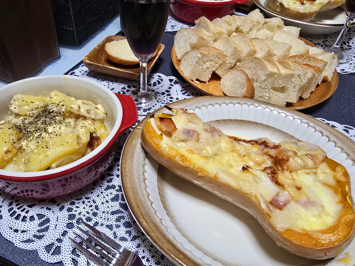 yuelunae's tweet photo. 今日はぐるにゃの検査結果がよかった祝いでワイン飲みました♪(口実？w)
この前買ったバターナッツかぼちゃでグラタンと、あとは炊飯器任せのじゃがいもチーズ。
#つきのごはん https://t.co/AFlhzpvMcy