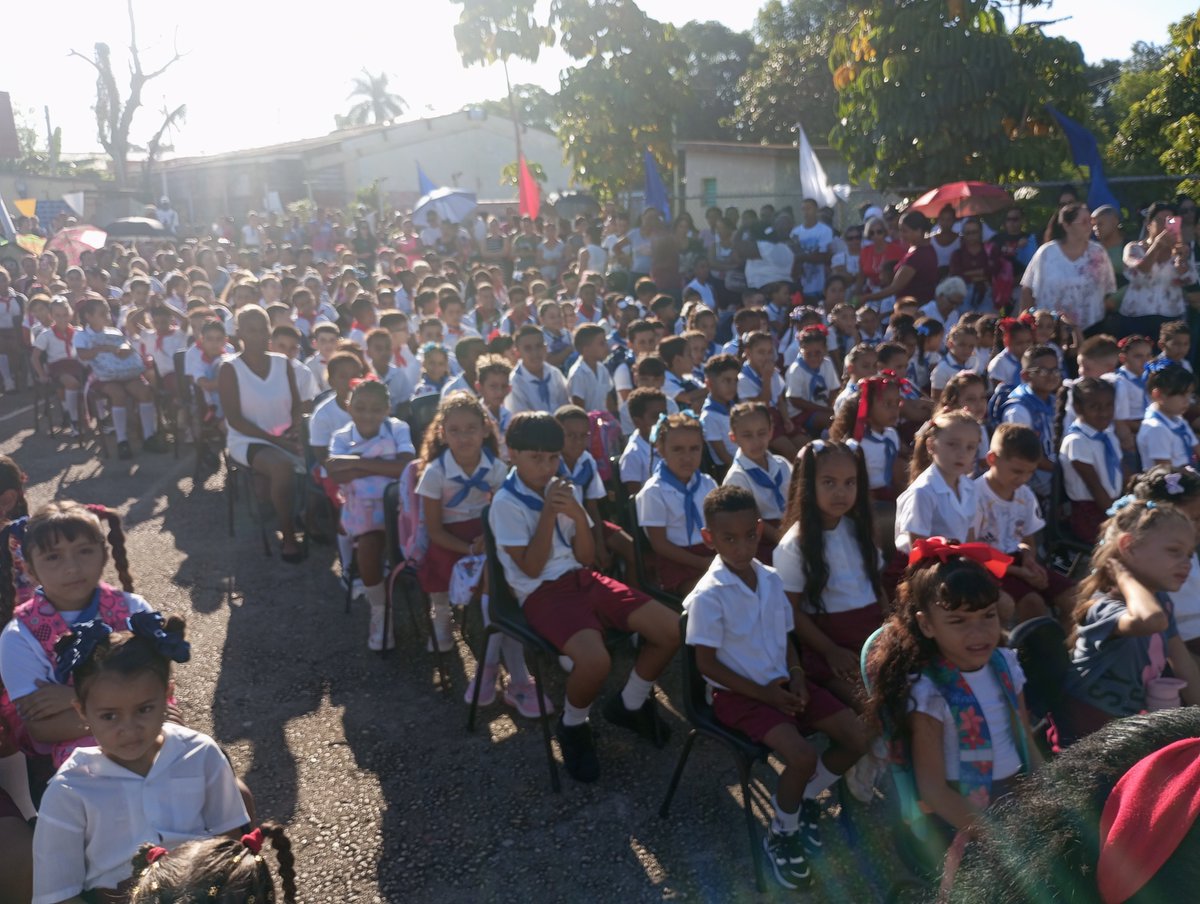 DrReinol's tweet photo. En la Escuela Carlos Baliño en el Reparto Las Guasimas en Managua, Arroyo Naranjo, asistimos junto a  una maravillosa apertura del curso escolar, este centro tiene una matrícula de 576 niños que pertenecen a las 29748 de la dirección general de educación en el territorio .
#Cuba https://t.co/0P9O0LEuwp