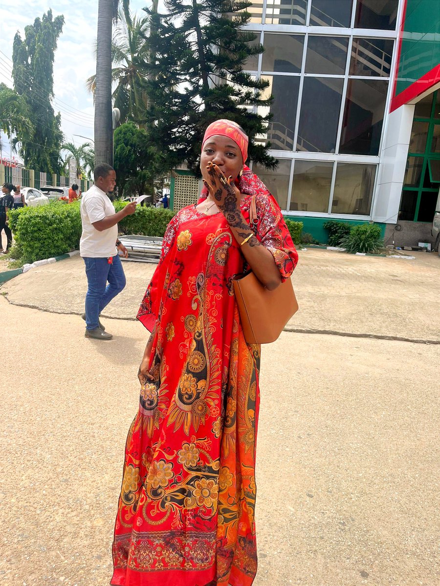 olori_hadassah's tweet photo. Did this henna a while ago, I was scared at first cause it was my first time and I didn't want something I'd react badly to abeg oo 😂😂, I loved itttt.
Steeze yen po ju ni last frame yen mehn 🌚😂.
Happy new month y'all 🎉 ❤️.

Bubu from @hadaaesthetics https://t.co/1zDNrrCXiI