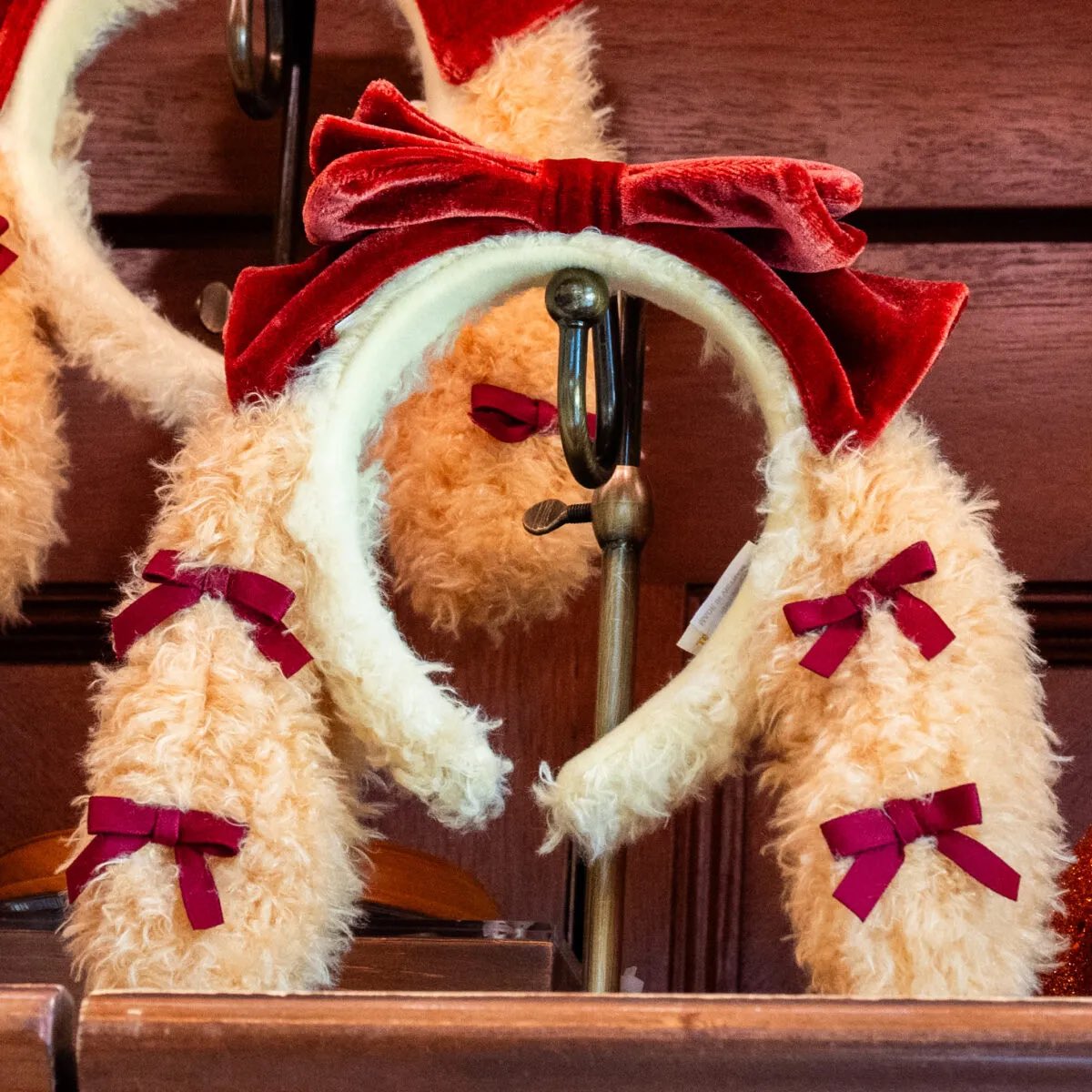 MezzoMikiD's tweet photo. 赤いベロアリボン姿がかわいいクッキー・アン！
東京ディズニーシー
「クッキー・アンのハロウィーン・スウィートサプライズ」グッズ販売中☆
https://t.co/j9FIHtbxrG https://t.co/2PUudKBDPj