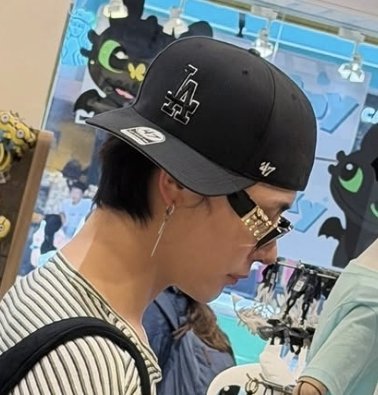 nichojooisms's tweet photo. so they matched caps and glasses ohhh i hate coupleism https://t.co/YnTele53aa