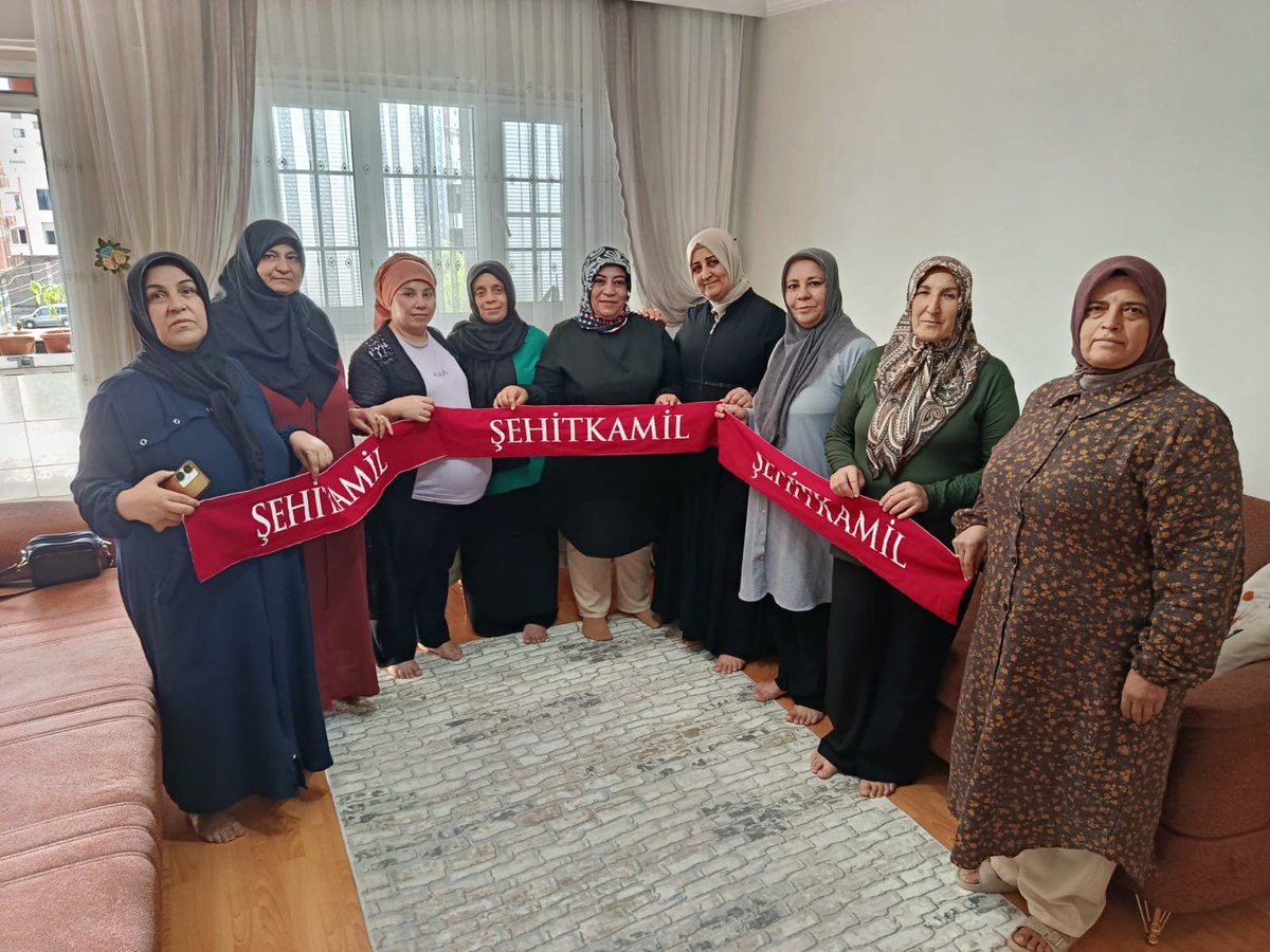 AKSehitkamilKdn's tweet photo. Onat Kutlar Mahalle Bölge Başkanımız Sayın Özlem Kılıç'ın önderliğinde; Mahalle Başkanımız Sayın Vildan Ata'nın ev sahipliğinde bölge toplantısı gerçekleştirdik ve yeni üye kayıtlarımızı yaptık.

Mahallemizde samimi sohbetlerde bulunup, istek ve taleplerini dinledik.

Misafirperverliği için Vildan Hanıma teşekkür ediyor,sağlıklı huzurlu günler diliyoruz. 

@tugbaisikercan 
@deryabakbak27 
@fmfedaioglu 
@FatmaSahin 
@umutymz 
@avdilanensari 
@ismailguler027 
@avyaseminkaraca 
@AKKADINGM 
@akkadinantep