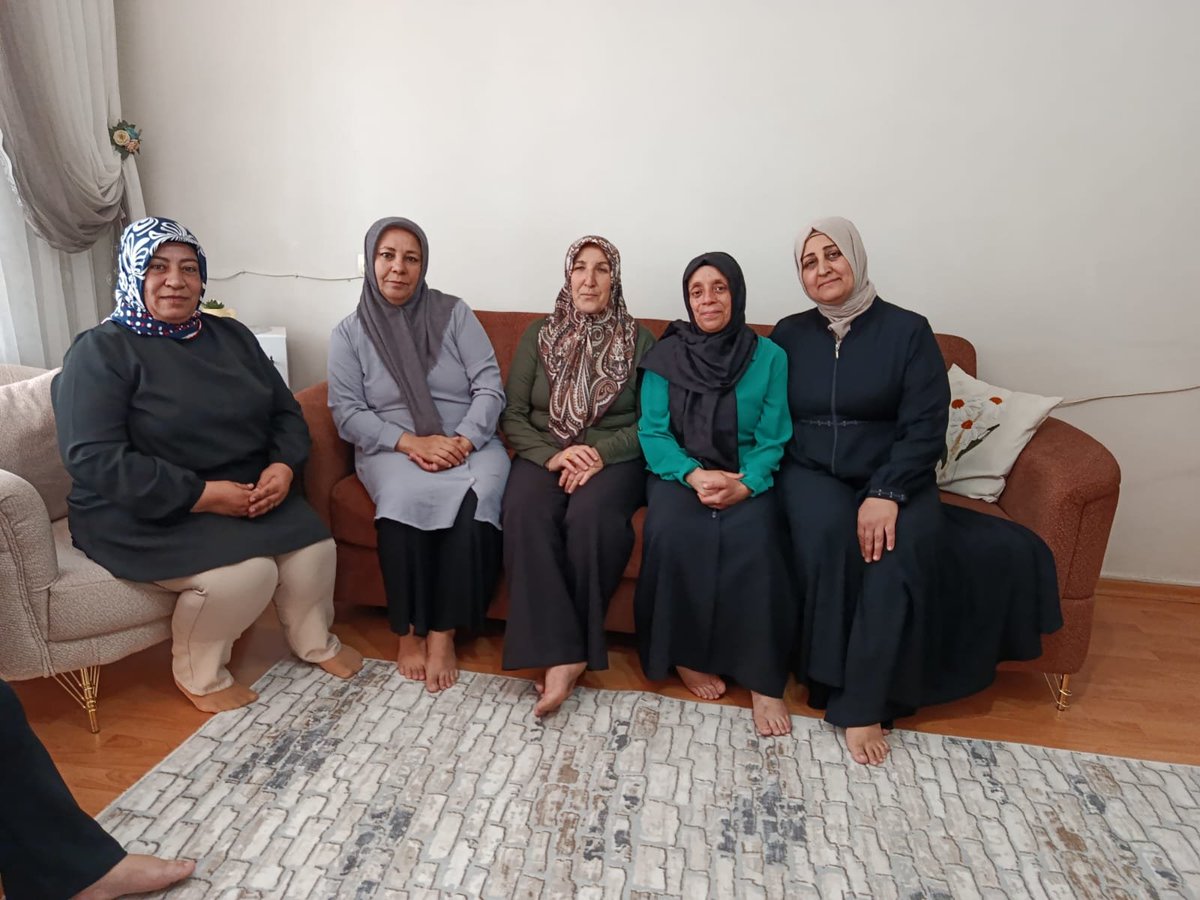 AKSehitkamilKdn's tweet photo. Onat Kutlar Mahalle Bölge Başkanımız Sayın Özlem Kılıç'ın önderliğinde; Mahalle Başkanımız Sayın Vildan Ata'nın ev sahipliğinde bölge toplantısı gerçekleştirdik ve yeni üye kayıtlarımızı yaptık.

Mahallemizde samimi sohbetlerde bulunup, istek ve taleplerini dinledik.

Misafirperverliği için Vildan Hanıma teşekkür ediyor,sağlıklı huzurlu günler diliyoruz. 

@tugbaisikercan 
@deryabakbak27 
@fmfedaioglu 
@FatmaSahin 
@umutymz 
@avdilanensari 
@ismailguler027 
@avyaseminkaraca 
@AKKADINGM 
@akkadinantep