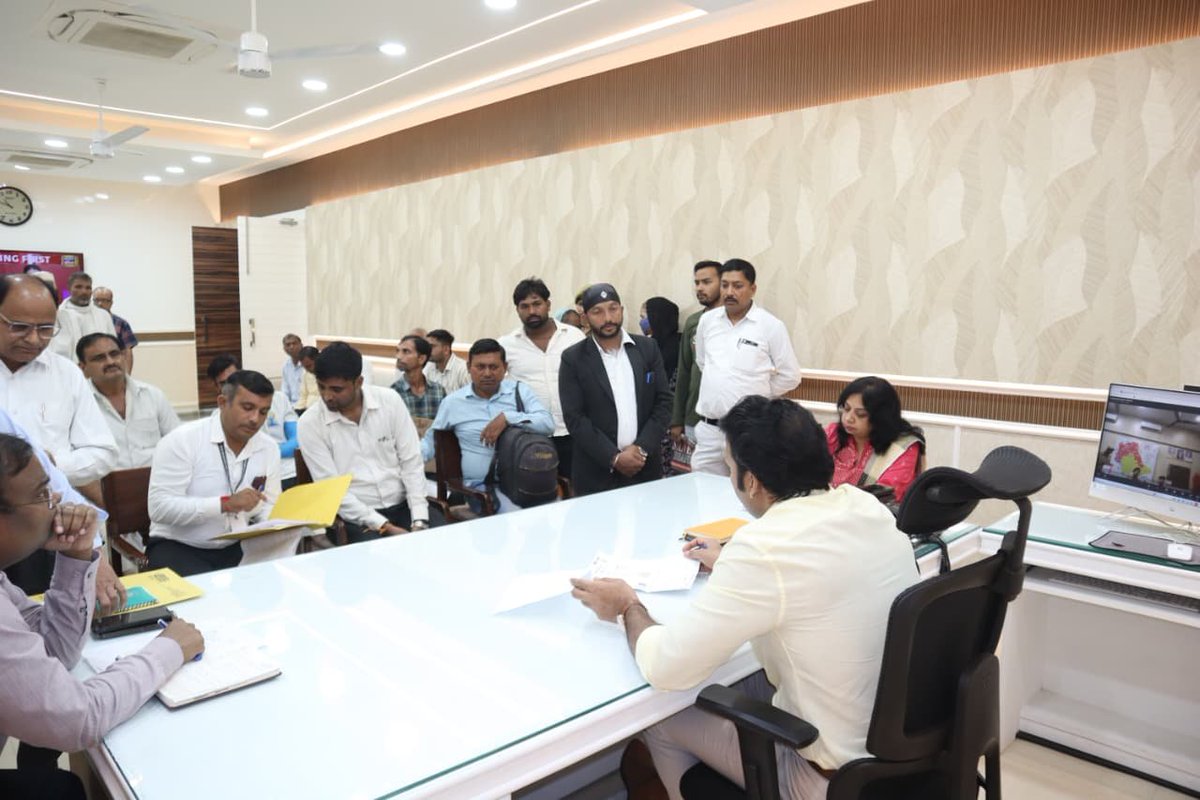 SaharanpurDm's tweet photo. जनसुनवाई में कार्यालय पहुंचे लोगों की समस्याओं को सुना, संबंधित अधिकारियों को प्राप्त शिकायतों का तत्परता से निस्तारण किए जाने हेतु निर्देशित किया।
@CMOfficeUP @UPGovt @ChiefSecyUP @InfoDeptUP https://t.co/Zoey1OYeZS