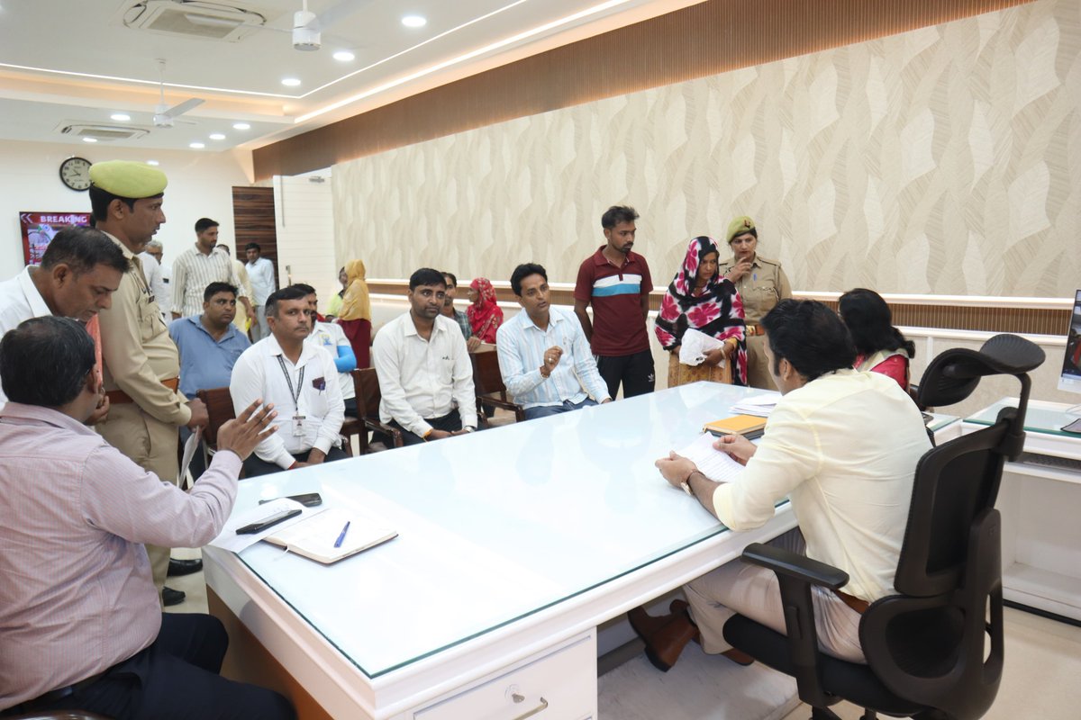 SaharanpurDm's tweet photo. जनसुनवाई में कार्यालय पहुंचे लोगों की समस्याओं को सुना, संबंधित अधिकारियों को प्राप्त शिकायतों का तत्परता से निस्तारण किए जाने हेतु निर्देशित किया।
@CMOfficeUP @UPGovt @ChiefSecyUP @InfoDeptUP https://t.co/Zoey1OYeZS
