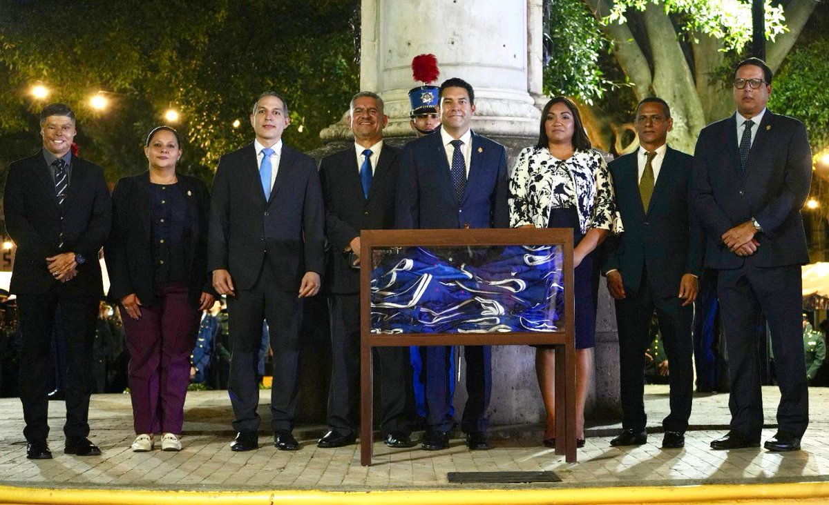 juandiegozelaya's tweet photo. Iniciamos las fiestas patrias renovando nuestro compromiso con Honduras.

Con la solemnidad que merece, llevamos a cabo la incineración de la Bandera Nacional, un acto ceremonial que despide con honor a los pabellones que han cumplido su ciclo, tal como lo establece el protocolo de nuestros símbolos patrios.

Este ritual marca el inicio del mes de la herencia patria, recordando que el amor por nuestra tierra se demuestra con respeto, civismo y valores que nos unen como hondureños.