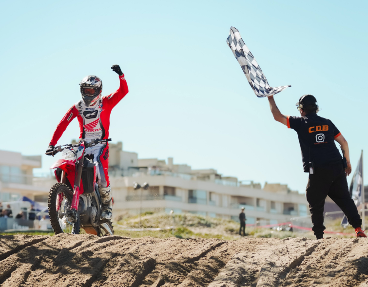 FuelUniverseTV's tweet photo. Cyril Genot y Honda ganaron el Enduro del Invierno
LINK ➡️ ||| https://t.co/HEqqAkNqSw |||
#EDI #Enduro #Pinamar #GatoMotos #FuelUniverse https://t.co/OAbuXK8Fq7
