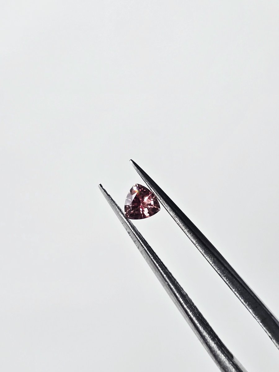 stoneinroom's tweet photo. พัดพารัดชาดิบ | PADPARADSCHA SAPPHIRE(UH)
ขนาด 3.50 x 3.45 x 2.05 มม.
น้ำหนัก 0.18 กะรัต
ราคา 2,000 บาท
แหล่ง มาดากัสการ์
มีใบเซอร์การันตี

พัดพารัดชาเม็ดนี้งดงามอย่างยิ่ง มีสีชมพูอมส้มสลวยเสมือนสีของดอกบัวที่เป็นเอกลักษณ์และหายาก เนื้อใสสะอาดปราศจากตำหนิ เจียระไนเป็นรูปทรงสามเหลี่ยมที่ประณีต แสงสะท้อนประกายระยิบระยับขับให้เห็นความงามและไฟอันลึกซึ้งภายใน คืออัญมณีล้ำค่าและมีเสน่ห์

ทางร้านผลิตตัวเรือนเงิน ตัวเรือนทอง9K/14K/ 18K DM or Line: 379vmret

#พลอย #อัญมณี #หินมงคล #gemstone #jewelry