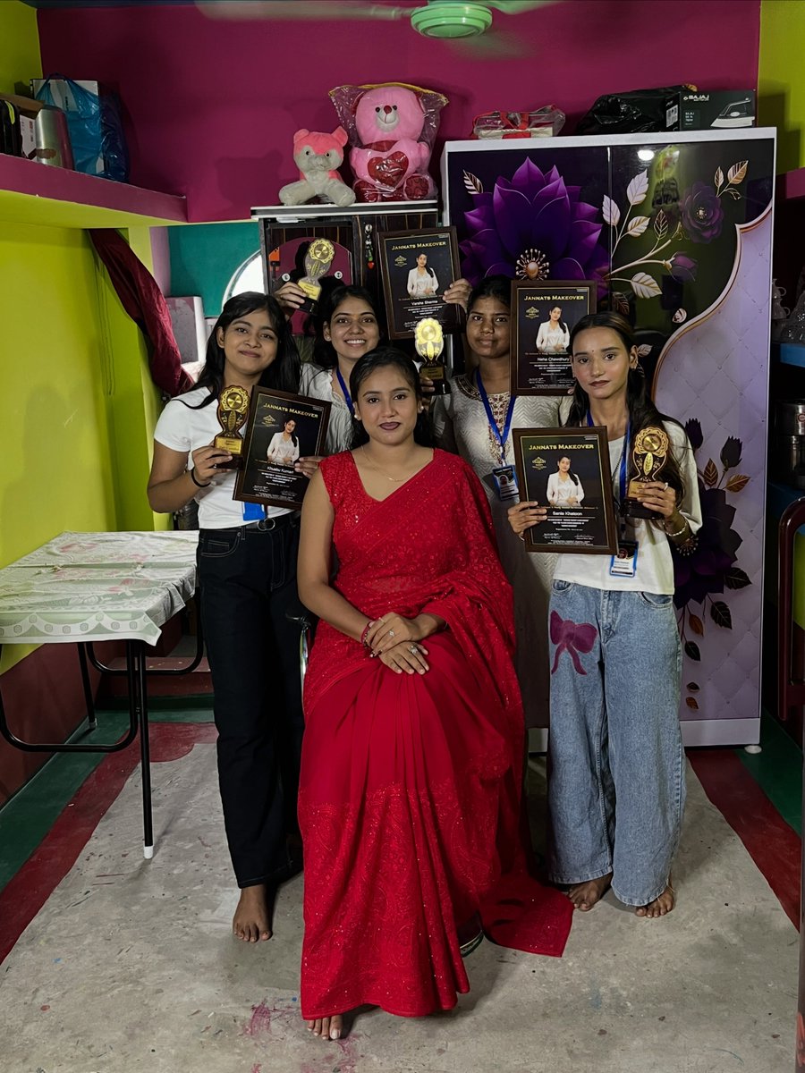 bstmbtl's tweet photo. Successfully completed my 5th Basic to Advanced Makeup &amp; Hair class. Proud of myself. https://t.co/UXymNDJSwu