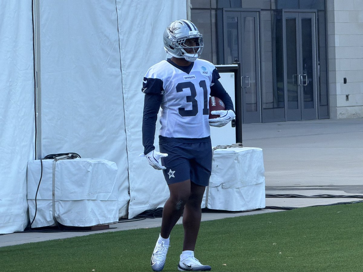 tommy_yarrish's tweet photo. New Cowboys RB Emari Demercado https://t.co/IZJ7s8yZXh