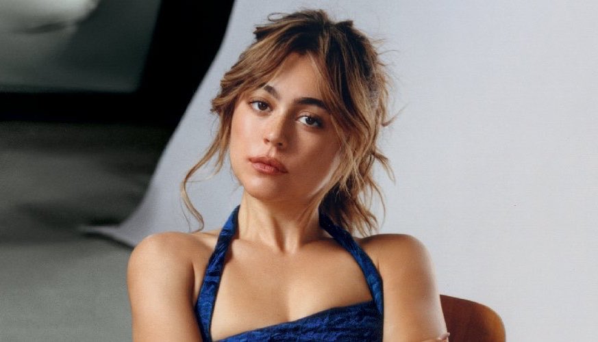 offcampusbra's tweet photo. 📰| Mika Abdalla sobre a oportunidade de aprofundar mais a sua personagem, Allie Hayes, na segunda temporada de ‘Off Campus’: 

“É muito mais emocionalmente turbulento, então você acaba perdendo um pouco daquela energia divertida de melhores amigos”, diz ela. “Eu sempre verifico se estou alcançando os momentos importantes do desenvolvimento da personagem, mas ainda incorporando as partes da Allie que as pessoas amam.”