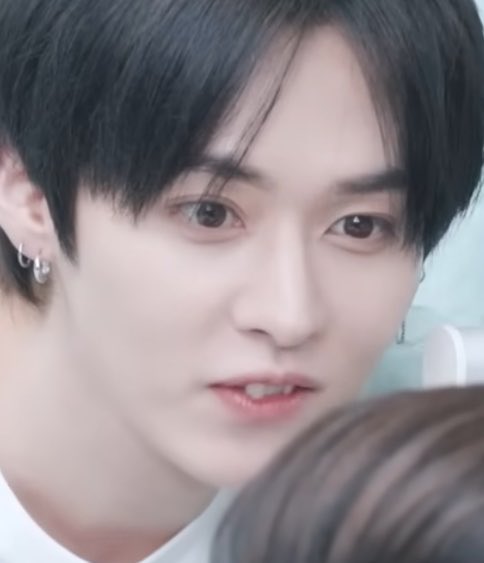 userlinoring's tweet photo. i love when minho’s crooked front tooth gets stuck on his lips omfh this is soooo serious to me https://t.co/jbsitPKbNW