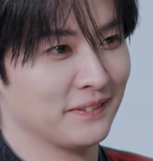 userlinoring's tweet photo. i love when minho’s crooked front tooth gets stuck on his lips omfh this is soooo serious to me https://t.co/jbsitPKbNW