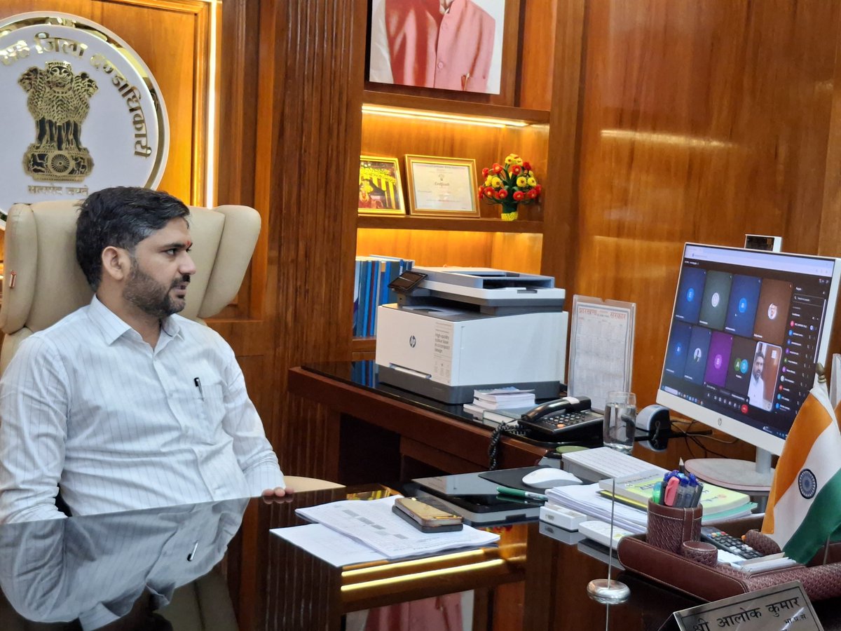 dcjamtara's tweet photo. आज कार्यालय प्रकोष्ठ में वीडियो कॉन्फ्रेंसिंग के माध्यम से #SIR2026 के निमित्त चल रही सुनवाई तथा प्रपत्र 6, 7 एवं 8 के संग्रहण एवं डिजिटाइजेशन कार्य की प्रगति की समीक्षा की। इस दौरान विशेष रूप से निम्न प्रदर्शन वाले मतदान केंद्रों पर फोकस करते हुए फॉर्म संग्रहण एवं डिजिटाइजेशन में तेजी लाने, अच्छे से सुनवाई करने, पात्र मतदाताओं का नाम नहीं कटे इस हेतु जरूरी दस्तावेज तैयार करने में उनका सहयोग करने सहित जाति, आय एवं आवासीय प्रमाण पत्रों के निर्गमन में तत्परता सुनिश्चित करने हेतु संबंधित अधिकारियों को जरूरी दिशा निर्देश दिया।
@ceojharkhand 
@ECISVEEP 
@prdjharkhand 
@AlokDubeyIAS
@Deo_Jamtara