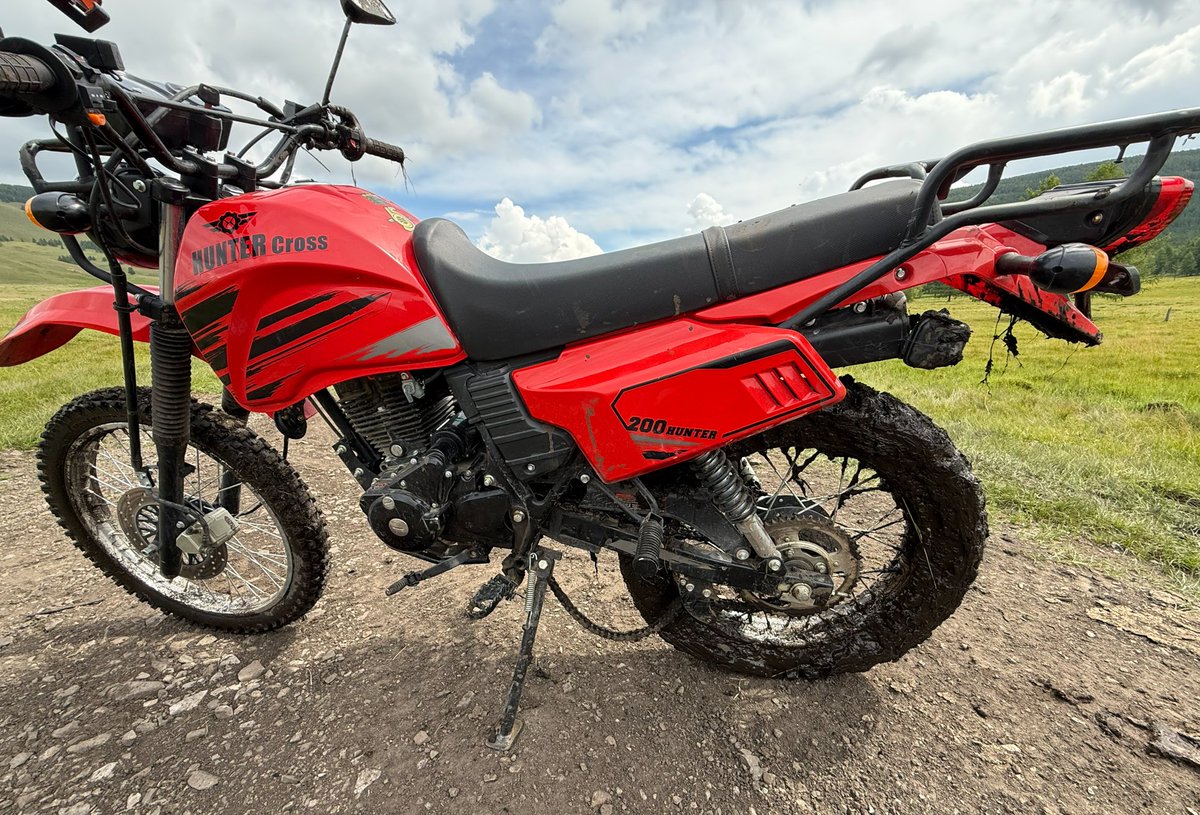liquid0snake's tweet photo. #モンゴルツーリング でレンタルしたバイク紹介！

Shineray(シンユー)ってとこのStriker 200
見たことあります？笑

空冷4スト単気筒、キャブ、5速、タンク15L?、約120kgの安価林道向け実用車
沼から抜けだすのにトラクターに引っ張られてぶっ倒しても動いてｗ
いいバイクだった！

#バイクのある風景 https://t.co/LOrTV7ZVei
