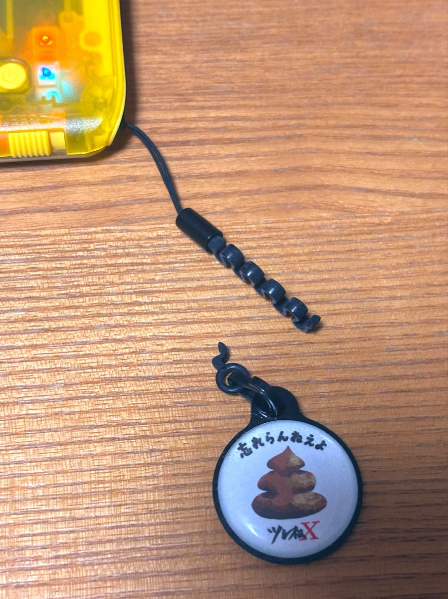mayowimps12's tweet photo. 2DSにずっとつけてた忘れからのクリスマスプレゼント壊れちゃった🥲
10年くらい前のものだから仕方ないか💩 https://t.co/7HmzJNM2xc