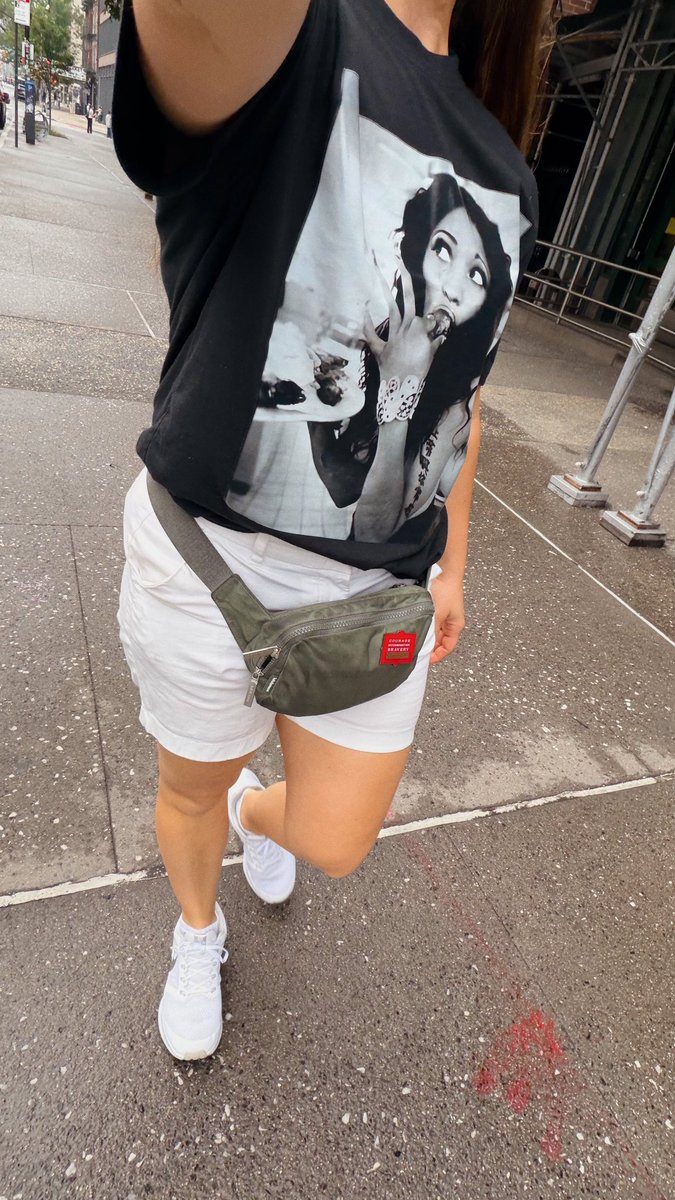 chenbonfis's tweet photo. Yo I’m walking in New York City with Nicki on my shirt and someone just stopped me and said “omg you a barb? That’s my girl Onika” and then we both scream and gave a lil high five lmao 🤣🤣🤣
I love being a barb!!!! @NICKIMINAJ https://t.co/tEs4lnpN8q