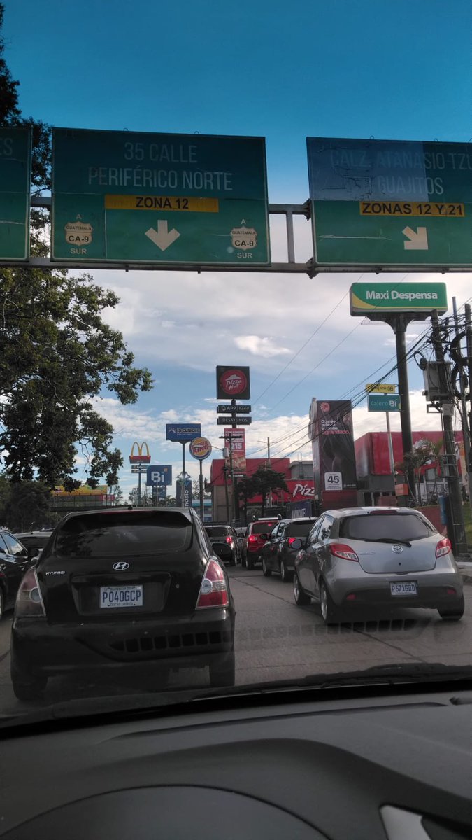AlarmaTransito's tweet photo. 🔴 CRÍTICO | Avenida Petapa, altura de Plaza Atanasio: tránsito completamente impasable y fuerte congestionamiento. ⚠️ Evita el punto si es posible, utiliza una ruta alterna y anticipa demoras importantes. Programa tu salida en https://t.co/EvTCilGvh6 #traficogt https://t.co/7T3CG0NDui