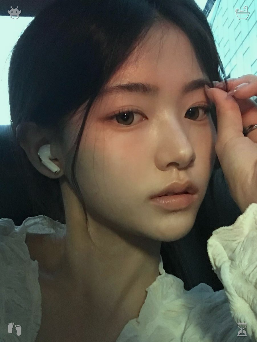 anitariza83's tweet photo. 🍦Strolling with my daughter, playing in the sand. Minimalist tiny silver accessories can quickly upgrade basic everyday outfits, adding subtle, refined touches. These delicate details showcase a soft, unique personal street style, perfect for all our weekend outdoor excursions. https://t.co/XcKo76azKx