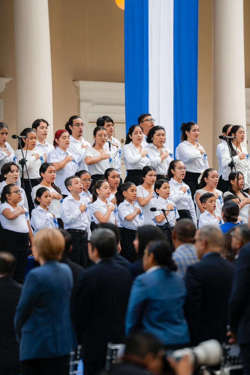 Gobierno_SV's tweet photo. El Palacio Nacional se llena de talento con la presentación de la Escuela Nacional de Música de El Salvador durante la jornada inaugural del Mes Cívico. 🤩🎼

Hoy tenemos nuevas oportunidades y también la responsabilidad de cuidarlas y protegerlas. #ElFuturoEsNuestro🇸🇻 https://t.co/5pwn8xr5kF