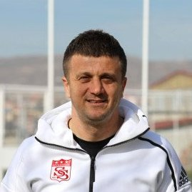 transferftbol's tweet photo. Sivasspor, transfer dönemi kapanmadan;

🔸 Santrafor
🔸 Forvet
🔸 Altı numara
🔸 10 numara
🔸 Sol bek 
🔸 Kaleci
🔸 Kaliteli Stoper

ve skoru korumak için 11 kişi defans yapmayacak tekn. direk. ihtiyaci var.
❗Bu oyun sistemiyle başarı gelmez, er yada geç tek. direk değişecek. https://t.co/E501eXTNbL