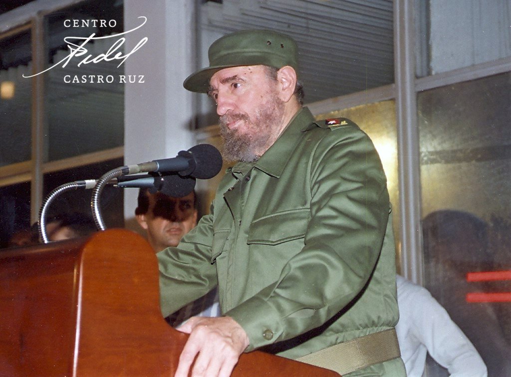 ACN_Cuba's tweet photo. 🇨🇺 De Fidel, su inagotable legado 

🎙️| Fidel Castro: “El éxito de nuestra Revolución, la seguridad de nuestro futuro; el éxito de nuestro socialismo dependerá, en gran parte, de lo que sean capaces de hacer los educadores”.

#100AñosConFidel #ConFidelEnCadaAula https://t.co/ipkbjseEOn