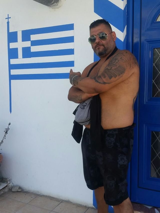 FragileAlex's tweet photo. Όλη η βρωμιά και δυσωδία της κοινωνίας μας σε μια φωτογραφία, από εκείνες που ενθουσιάζουν τους νοικοκυραίους απανταχού Έλληνες https://t.co/51kRrnssHE