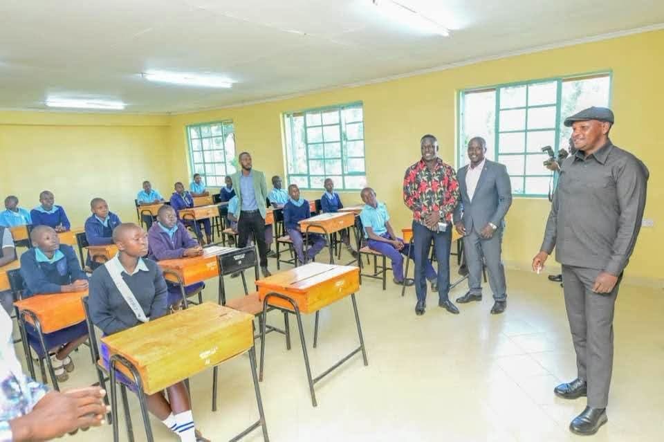 generali_osumo's tweet photo. "My is Farouk," William Ruto's Personal Assistant and Chief Advisor Farouk Kibet teaches learners at Etanda Primary,  in Kitutu Chache North, Kisii County! https://t.co/nuP8zL5c1d