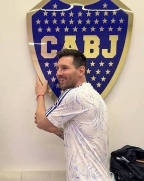 moneizes's tweet photo. Messi posando con el escudo de Boca en la Bombonera.

Foto para el recuerdo. https://t.co/djuqZcZjYA