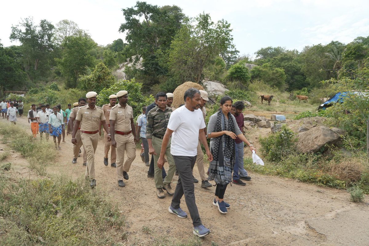 Elavara35181365's tweet photo. 10 km நடந்தே போனோம்.

நீங்க தத்தெடுத்த கிராமத்துக்கு சாலையில்லனா??

என்னா லட்சணத்தில் வேலை பார்த்தீங்க??
 
Challenge பண்ணுறேன்.🔥

மேல்தீவனூர்,கீழ்தீவனூர் வாங்க கூட்டிட்டு போறேன்.

இன்னைக்கும் சாலையில்லை.

நாங்க சாலை போடும் பணியை தொடங்கி இருக்கோம். https://t.co/dALfFCHECe