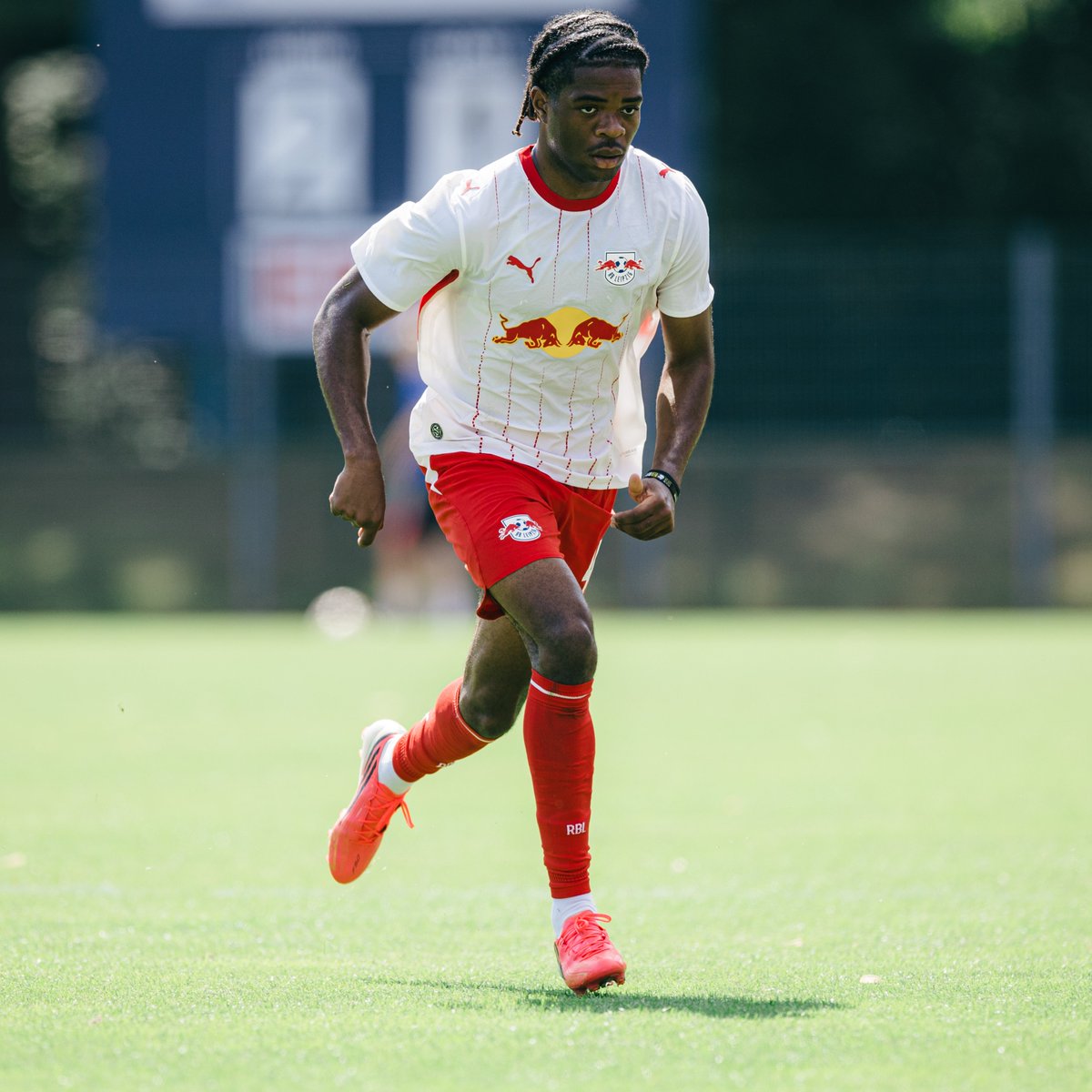 RBLeipzig's tweet photo. Joyeux Masanka #Bungi auf Leihbasis zum VfB Stuttgart II 🤝
Der 19-Jährige wechselt für die Saison 2026/27 zum Drittligisten. Der VfB sichert sich zudem eine Kaufoption.
Viel Erfolg in Stuttgart, Joyeux! https://t.co/kwcVugStrs