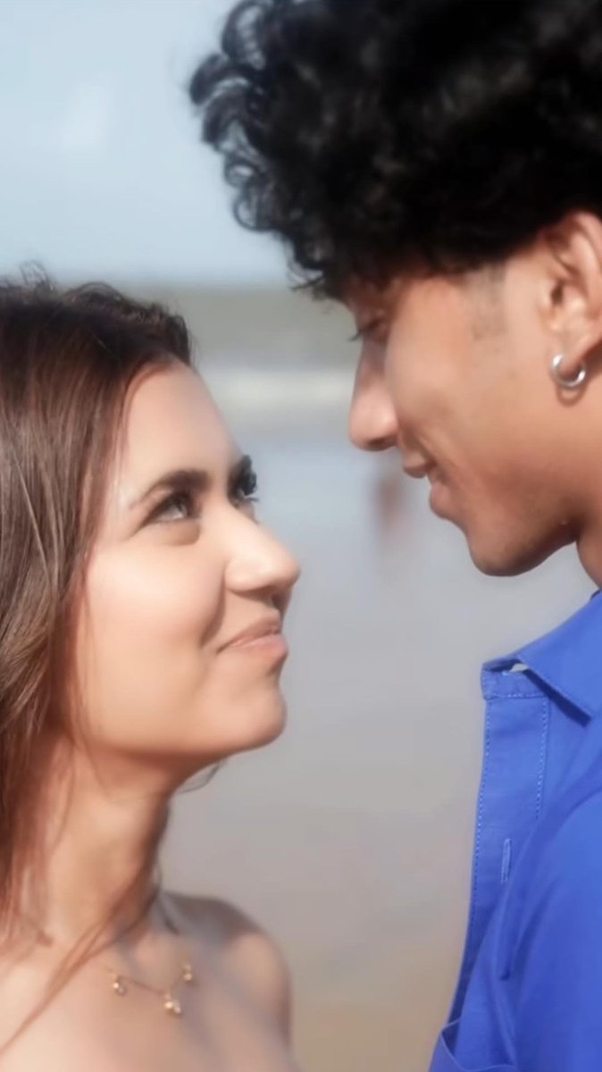 Mariska02697924's tweet photo. I'M SCREAMING THIS IS SO BEAUTIFUL Their first meeting Ak wore pinkYg wore blueThey recreated thisHim in blueHer in PinkIn the freaking beach Similar to their intro video Ak's close up and YG'S hair rumble This is them recreating it again but more beautiful this time 😭🧿 https://t.co/ALCrZL5r9v
