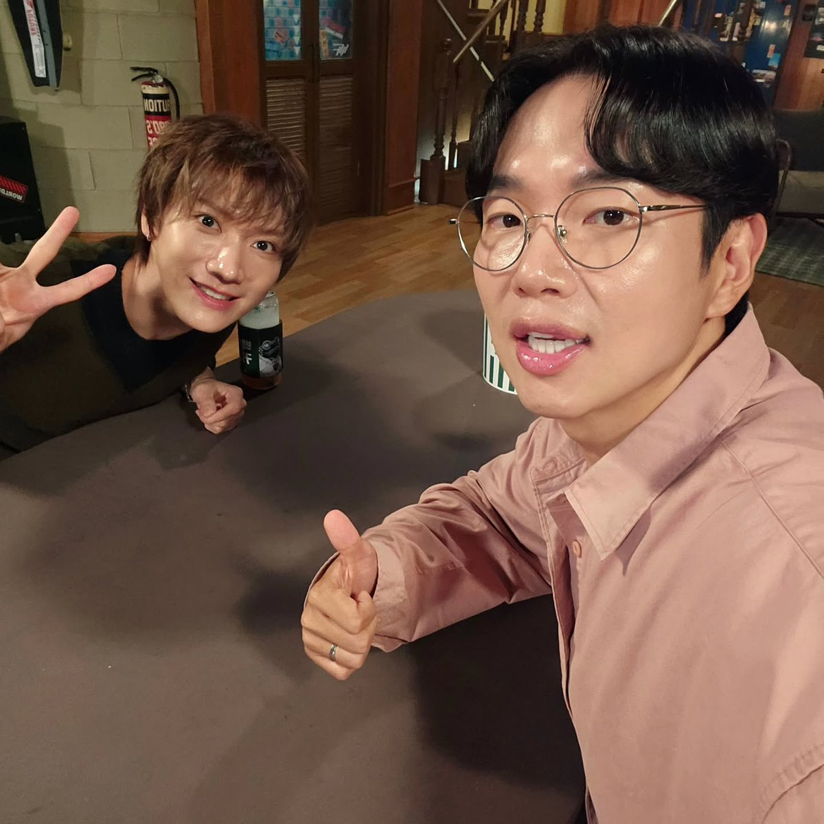 TENzenter's tweet photo. 260901 jangsk83 (Jang Sung Kyu, South Korean MC) Instagram Update With #TEN 

ได้ลองอธิบายเรื่องราวเกี่ยวกับประวัติศาสตร์สมัยใหม่ของเกาหลีให้น้องชาวไทยฟังด้วยล่ะ
ทำงานหนักแล้วนะ น้องของฉัน💜

Like & Share & Comment for our ‘TEN’ 💜   
🔗 https://t.co/RKOiTDas6U

#TEN #OUTWEST 
#TEN #TENLEE #เตนล์