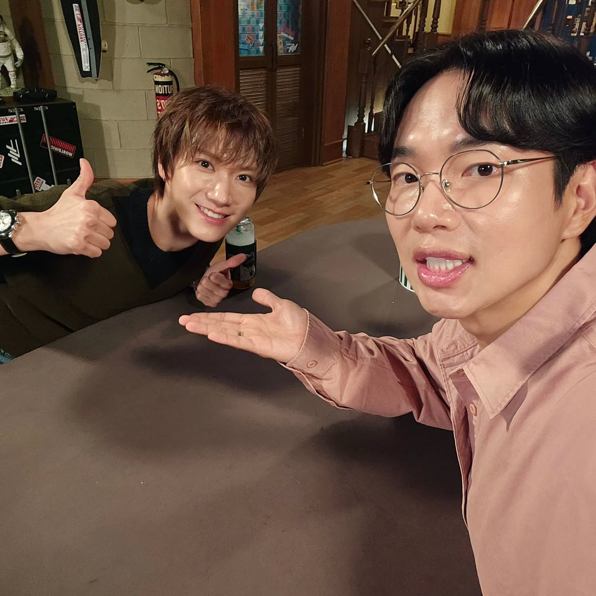 TENzenter's tweet photo. 260901 jangsk83 (Jang Sung Kyu, South Korean MC) Instagram Update With #TEN 

ได้ลองอธิบายเรื่องราวเกี่ยวกับประวัติศาสตร์สมัยใหม่ของเกาหลีให้น้องชาวไทยฟังด้วยล่ะ
ทำงานหนักแล้วนะ น้องของฉัน💜

Like & Share & Comment for our ‘TEN’ 💜   
🔗 https://t.co/RKOiTDas6U

#TEN #OUTWEST 
#TEN #TENLEE #เตนล์