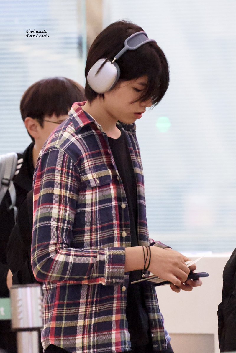 anchanspace's tweet photo. 189 cm tall model Lim Louis ✅✅✅
safe skies bby bro!

also, it's the first time i think seeing him in checkered shirt🫠😭 https://t.co/LwqMdCwNkf