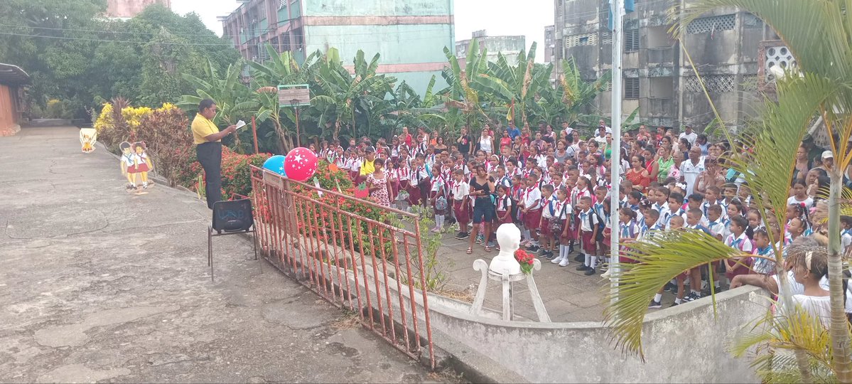 EnoidaCastillo's tweet photo. Con  mucha alegría  se recibieron los niños y niñas en las instituciones educativas en el Consejo Popular Reforma Urbana en 
#EducaciónBaracoa.  
Un día de fiesta del saber .
Feliz curso escolar 2026-2027. https://t.co/Ka7VW786bG