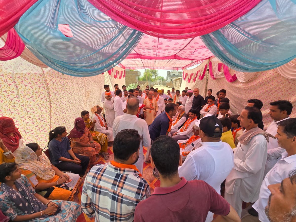 BJP4Rajasthan's tweet photo. बावरी समाज से मिला भाजपा को भरपूर समर्थन!

गोलूवाला नगर पालिका में बावरी समाज ने सर्वसम्मति से निर्णय लेकर भारतीय जनता पार्टी में शामिल होकर अपना समर्थन जताया। इस अवसर पर बीकानेर संभाग प्रभारी एवं पूर्व सांसद श्री जसवंत सिंह बिश्नोई, जिलाध्यक्ष श्री प्रमोद डेलू एवं निकाय प्रभारी श्री दिनेश धाबाई की गरिमामयी उपस्थिति रही।