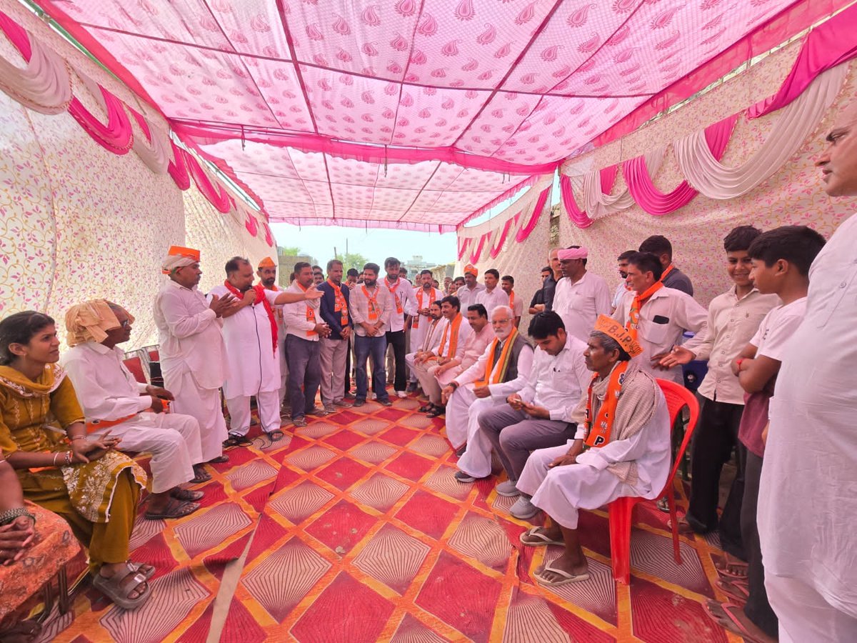 BJP4Rajasthan's tweet photo. बावरी समाज से मिला भाजपा को भरपूर समर्थन!

गोलूवाला नगर पालिका में बावरी समाज ने सर्वसम्मति से निर्णय लेकर भारतीय जनता पार्टी में शामिल होकर अपना समर्थन जताया। इस अवसर पर बीकानेर संभाग प्रभारी एवं पूर्व सांसद श्री जसवंत सिंह बिश्नोई, जिलाध्यक्ष श्री प्रमोद डेलू एवं निकाय प्रभारी श्री दिनेश धाबाई की गरिमामयी उपस्थिति रही।