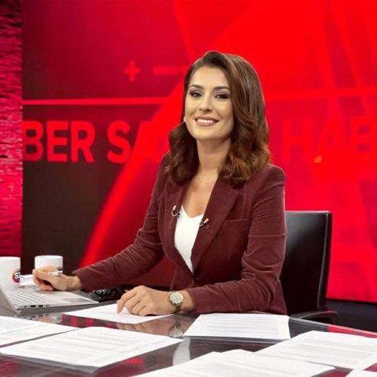 LogHaber's tweet photo. Amedspor'dan özür diledi!

Sözcü TV Ana Haber Bülteni sunucusu Serap Belovacıklı, Kocaelispor-Amedspor maçında "Amedspor taraftarı İstiklal Marşı'nı ıslıkladı" iddiası için özür diledi:

"Ben geçenlerde Amedspor sarı torba haberini sunarken Amedspor'un da İstiklal Marşı'nı ıslıkladığını okuyarak inmiştim yayına. Amespor'dan da yazdılar 'Öyle bir şey olmadı Serap hanım, isterseniz buyrun gelin maça.' Buradan da onu düzeltme ihtiyacı hissediyorum. Böyle bir şey olmamış. Bir ıslıklama olmamış İstiklal Marşı'na. Amespor'dan da özür dileyelim buradan."