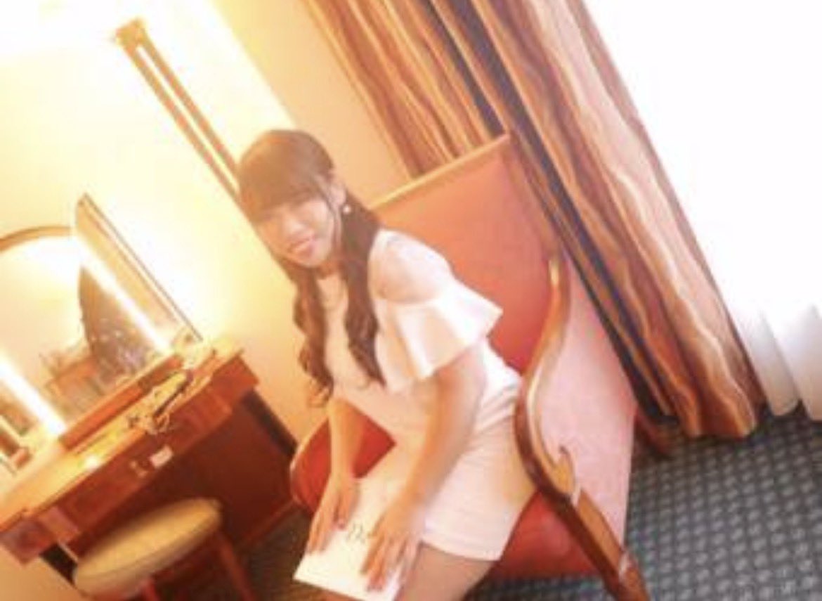 miku2260's tweet photo. 写真整理しようと思って
2016年くらいの自分でてきた笑笑
めっちゃ痩せてるううう
お上品！笑
1番右は5年前なような

そうじゃなくてディナーショーの写真整理しないとw https://t.co/p2UCwwI1JJ