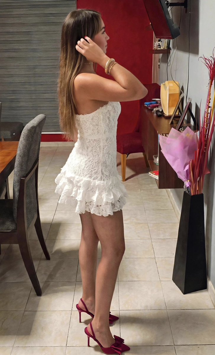 lauraselene33's tweet photo. ¿aprobado el outfit o lo cambiamos? https://t.co/AFqxVw9gpU