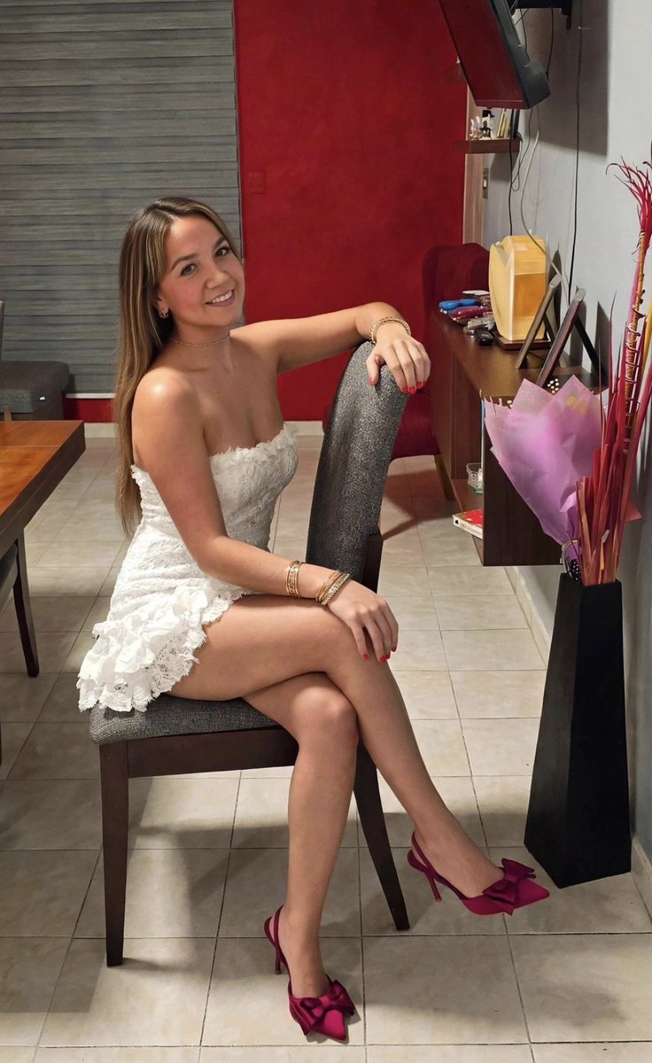 lauraselene33's tweet photo. ¿aprobado el outfit o lo cambiamos? https://t.co/AFqxVw9gpU